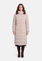 Frau trägt beige, knielanges Daunenjacken-Outfit mit dunkler Hose und Stiefeln.