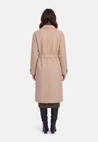 Beige langer Wollmantel mit Gürtel, schwarze Stiefel und Strumpfhose, Rückansicht.