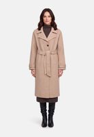 Elegante Frau im beige langärmligen Trenchcoat mit Gürtel, schwarzem Rollkragenpullover und Stiefeln.
