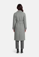 Graue Damen-Trenchcoat mit Gürtel, kombiniert mit passenden Hosen und Stiefeln.