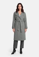Graue oversize trenchcoat mit Gürtel, dazu schmale graue Hose und schwarze Stilettos.
