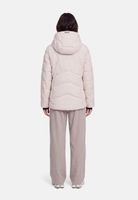 Frau trägt beige Daunenjacke mit Kapuze und passende Hose, Rückansicht.