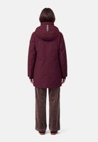 Frau trägt burgunderfarbenen Hooded-Mantel mit Veloursanzug und braunen Schuhen.