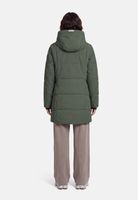 Grüne Daunenjacke mit Kapuze, beige Hose, Rückansicht einer Person.