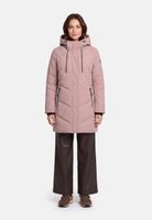 Frau trägt hellrosa Daunenjacke mit Hood, dunkle Regenhose und robuste Schuhe.
