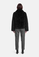 Schwarzer Faux-Fell-Blazer mit grauen Anzughose, hinten fotografiert.