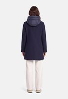 Frau trägt navy-blauen Hooded-Coat mit weißen weiten Hosen und flachen Schuhen.