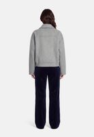 Grauer oversized Blazer mit schwarzer, weiter Hose, Rückansicht.