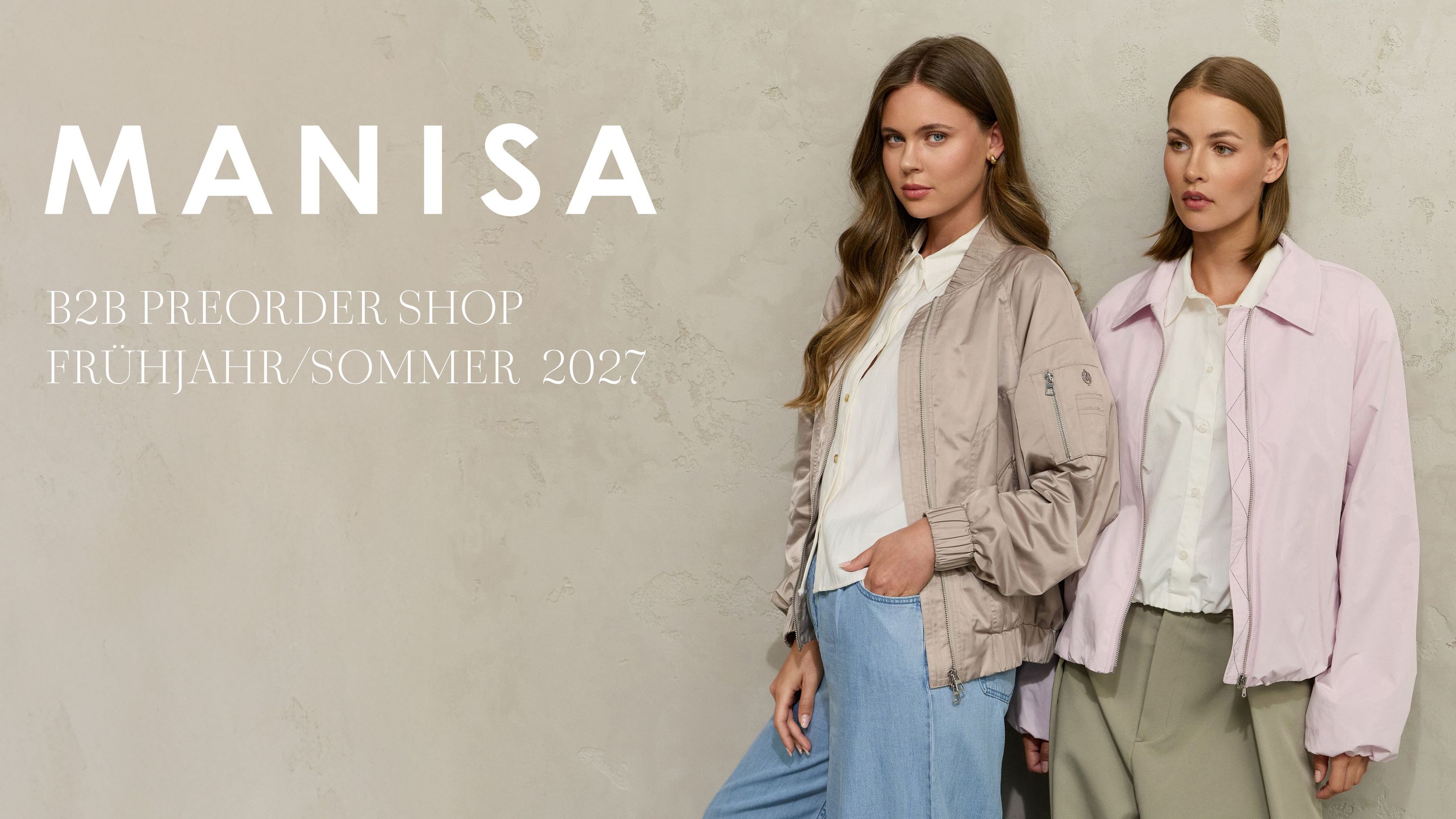 Zwei Frauen im Frühling/Sommer 2027 Manisa-Look mit Jacken und Jeans vor grauer Wand.