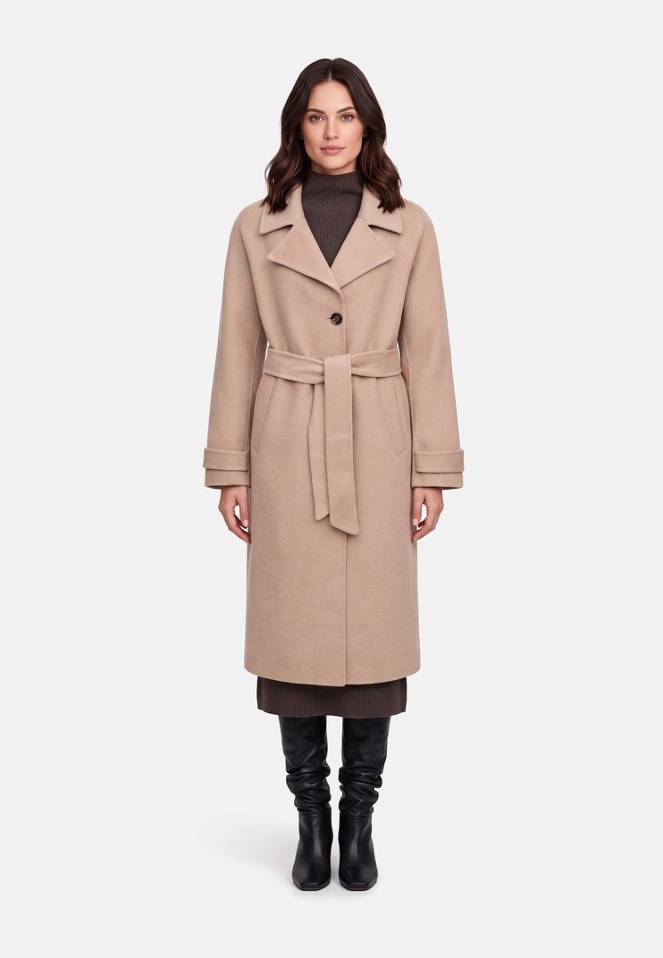Elegante Frau im beige langärmligen Trenchcoat mit Gürtel, schwarzem Rollkragenpullover und Stiefeln.